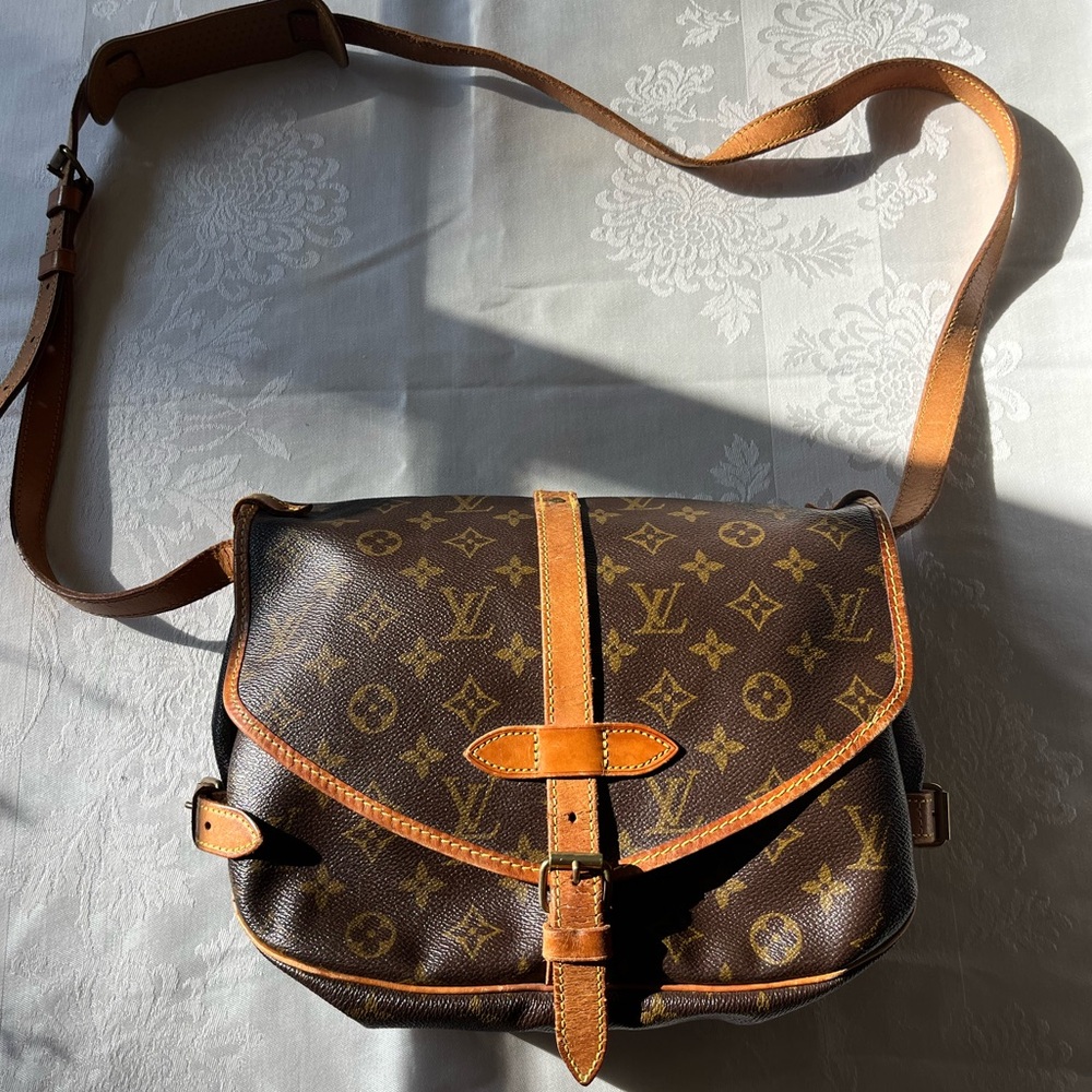 Louis Vuitton Saumur 30
11”x9”
Each saddle bag has width of 2”